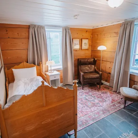 Hotell Helgaker Gard *